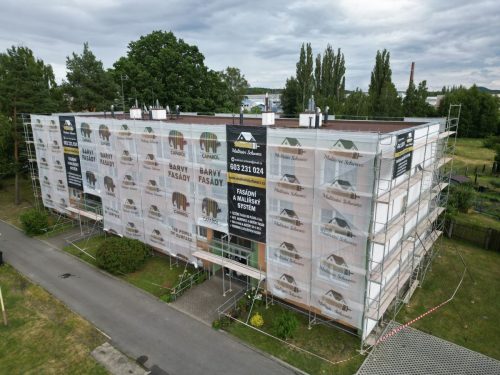 Nater-fasad-se-zarukou-SchwarzPro-2